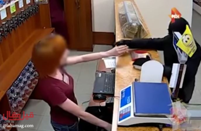 بالفيديو - شاهدوا ماذا فعلت باللص وكيف منعته من سرقتها؟