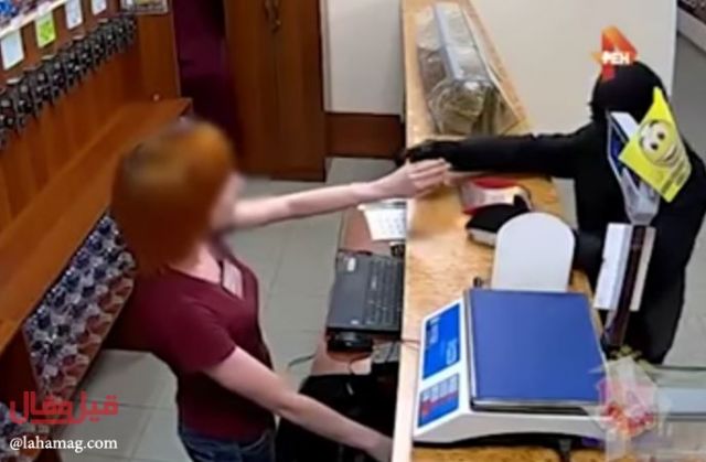 بالفيديو - شاهدوا ماذا فعلت باللص وكيف منعته من سرقتها؟