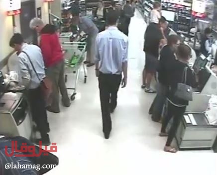 بالفيديو - لحظة إنقاذ أب لطفله قبل سقوطه على الارض!