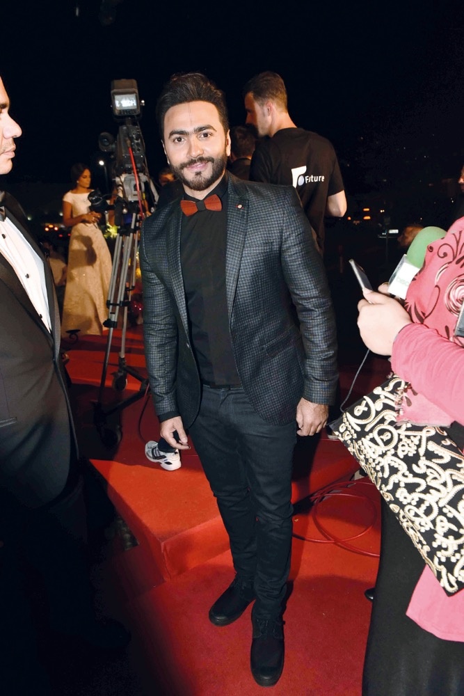 تامر حسني وربطة العنق الخشبية