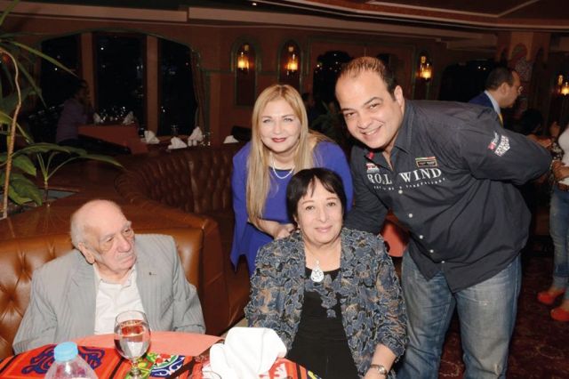 شريف باهر وعبير منير مع محفوظ عبدالرحمن وزوجته سميرة عبدالعزيز
