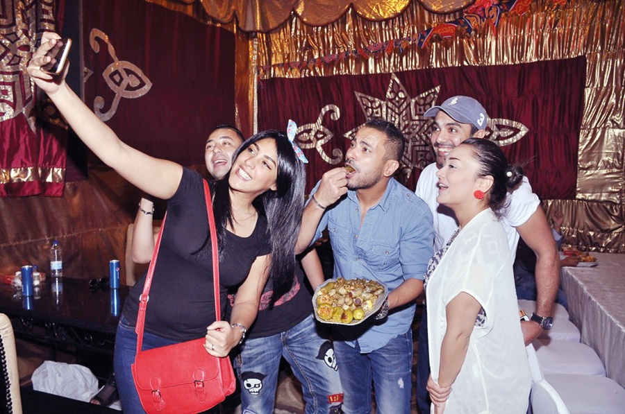 محمد نجاتي يقيم حفلة إفطار لفريق فيلمه