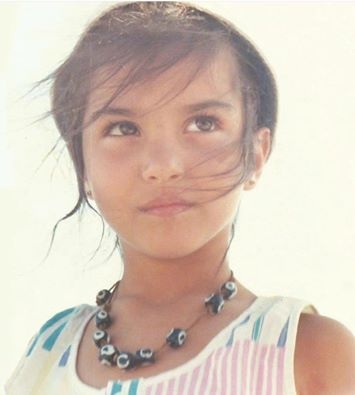 صورة لنجمة تركية في طفولتها تثير الجدل .. خمنوا من هي ؟