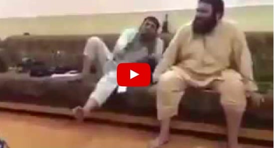 فيديو مؤلم- مقاتل من داعش يمازح صديقه بسرقة ملابسه وهو يغتصب فتاة صراخها واضح في الخلفية!!