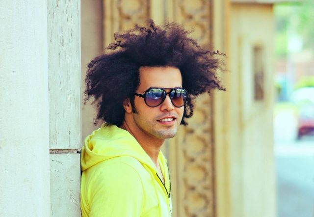 بالفيديو- عبد الفتاح الجريني يفاجئ الجميع ويحلق شعره لأداء مناسك العمرة؟