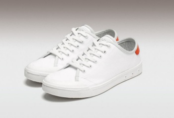 بالفيديو- مبيّض الأحذية المنزلي لأحذية ناصعة البياض!!