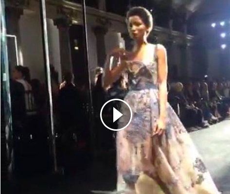 بالفيديو- شاهدوا مجموعة إيلي صعب الرائعة للأزياء الراقية التي شغلت الجميع!