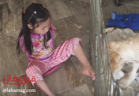 بالفيديو- كيف تعيش طفلة ولدت من دون ذراعين... شاهدوا كيف تستخدم قدميها!!