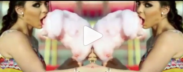 بالفيديو - قمر تثير الجدل مجدداً برقصها والكشف عن بطنها في العيد