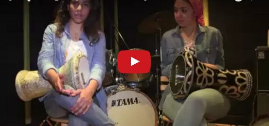 بالفيديو - فتاتان مصريتان تتحديان التقاليد بالعزف على الطبلة... ما رأيكم بمهارتهما؟!