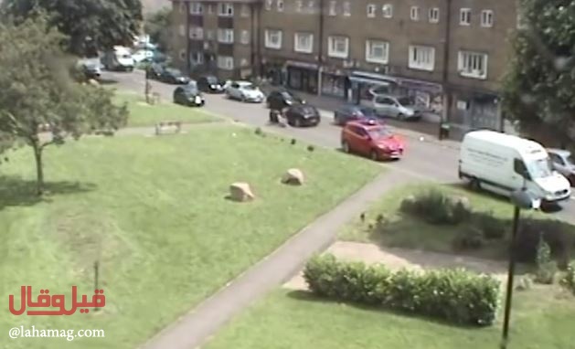 بالفيديو - شاهدوا لحظة قفز فتاة من سيارة بعد اختطافها!