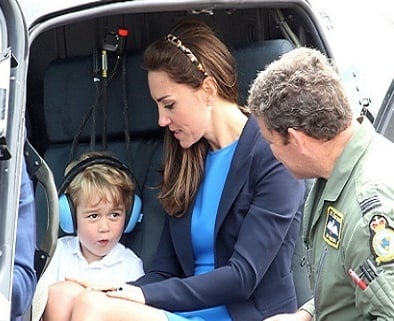 بالصور – الامير جورج يخطف الانظار بين الطائرات.. شاهدوا طرافته