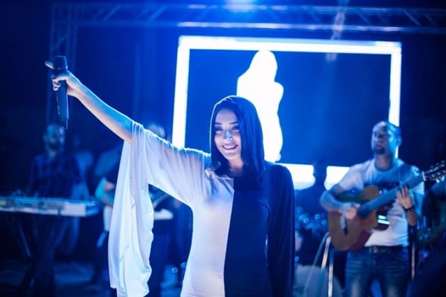 بالصور - حارس ساندي الشخصي يعتدي على شاب بالضرب.. ماذا فعلت؟