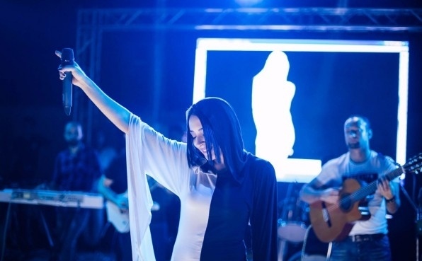 البودي غارد يمنعون معجباً من التحرش بمطربة وهي تعتذر له!