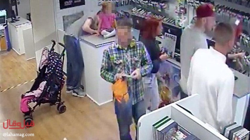 بالفيديو- استخدم طفلته كمصيدة للسرقة... إليكم التفاصيل!!