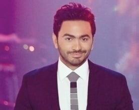 بالفيديو- مباراة ملاكمة داخل بيت تامر حسني