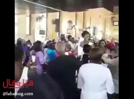 بالفيديو - عروس عملاقة تثير ضجة.. شاهدوا العريس!