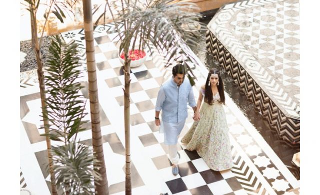 بالصور- صمّمت فستانها بنفسها وطرّزت قصة حبهما عليه... إليكم التفاصيل!!