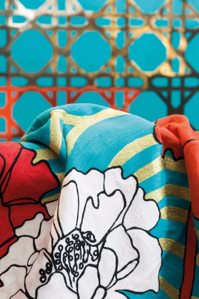 وسائد للزينة مصاغة بأقمشة فاخرة وألوان زاهية