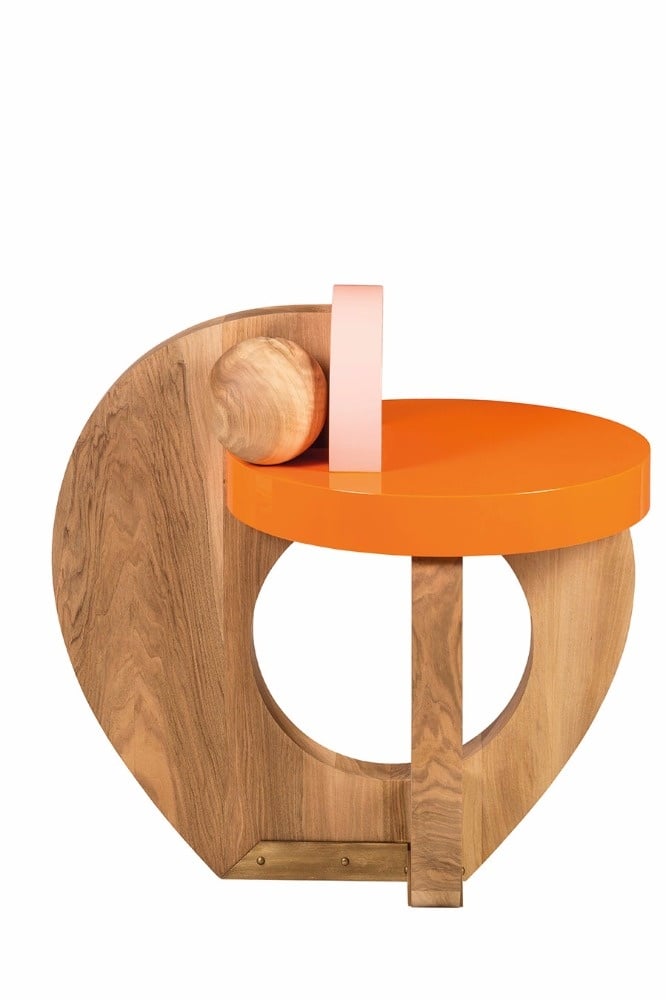 طاولة منخفضة مصاغة من خشب الجوز الطبيعي بسطح ملون