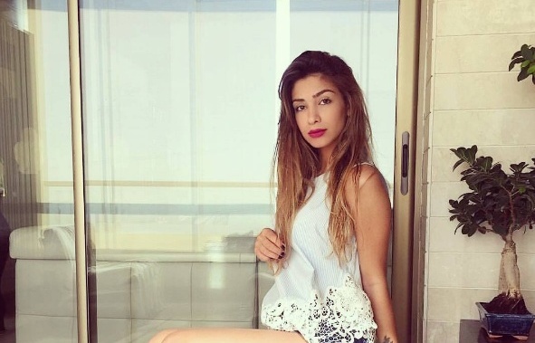 بالصور - خمنوا هذه الشابة التي اشعلت المواقع ابنة أي نجمة.. هل تشبه امها؟