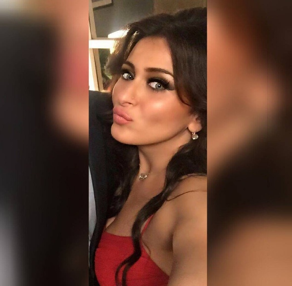 بالصور - بعد فيديو السؤال حول صدرها.. فرح يوسف تثير الجدل بأقصر رداء