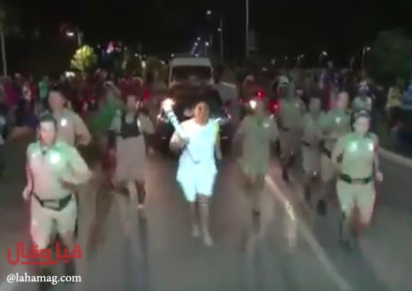 فيديو طريف - متظاهر غاضب يحاول إطفاء الشعلة الأولمبية!