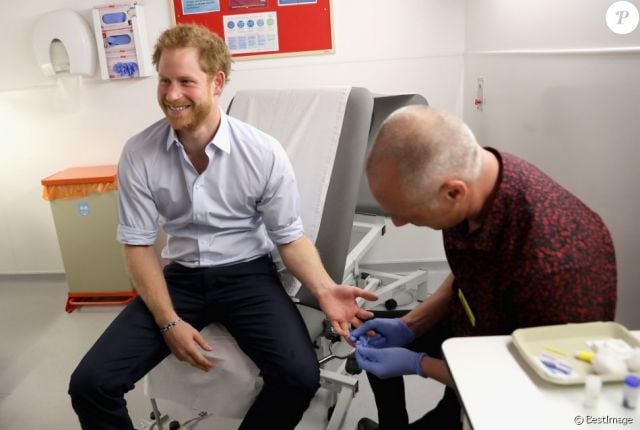 بالصور - الأمير هاري يخضع لفحص الإيدز.. لهذا السبب!