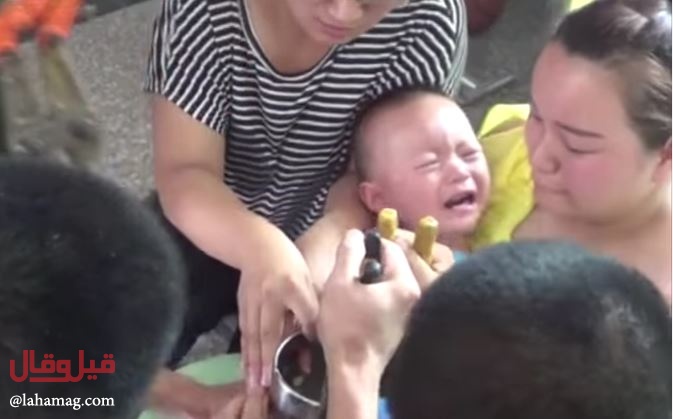 بالفيديو -  كيف تصرف رجال الاطفاء مع طفل كاد يقطع إصبعه؟