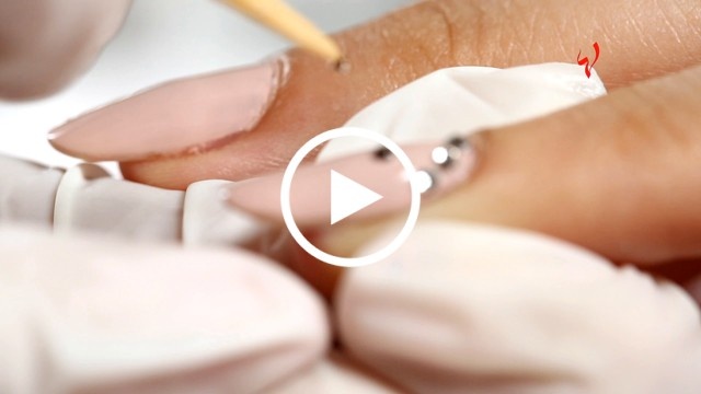 تعلمي كيف تضعين الستراس على أظافرك