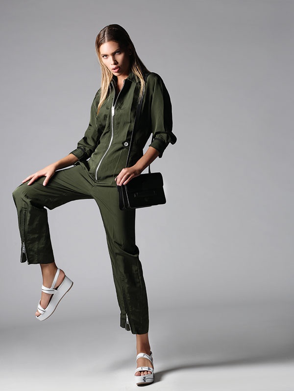 بذلة ذات قطعة واحدة من الحرير باللون الكاكي وحقيبة من الجلد من Celine. حذاء من Dior.
