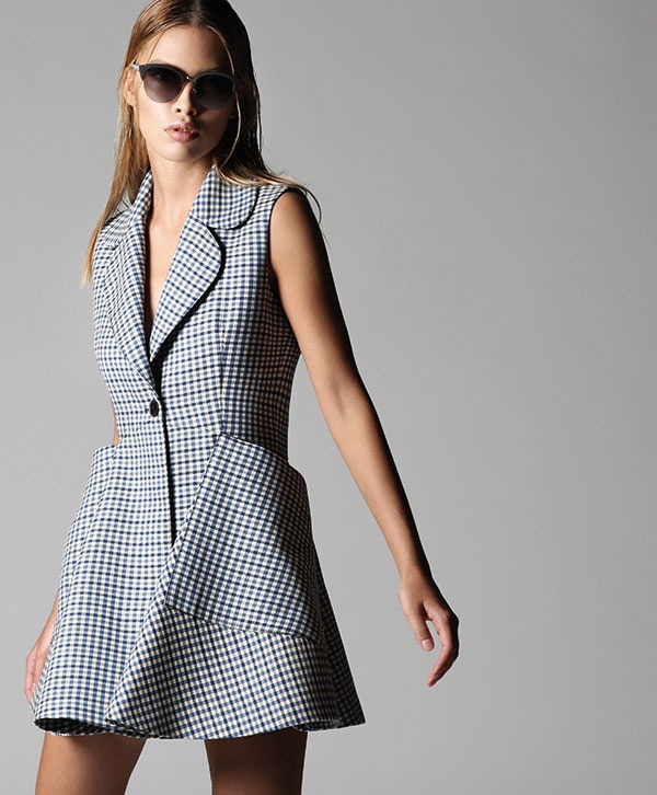 فستان على شكل جيليه ونظارات شمسية من Dior.

