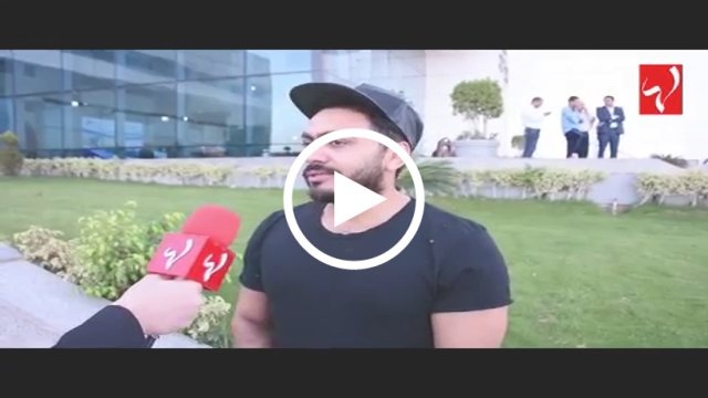 كاميرا لها تفاجئ تامر حسني في المطار... شاهدوا ماذا حصل