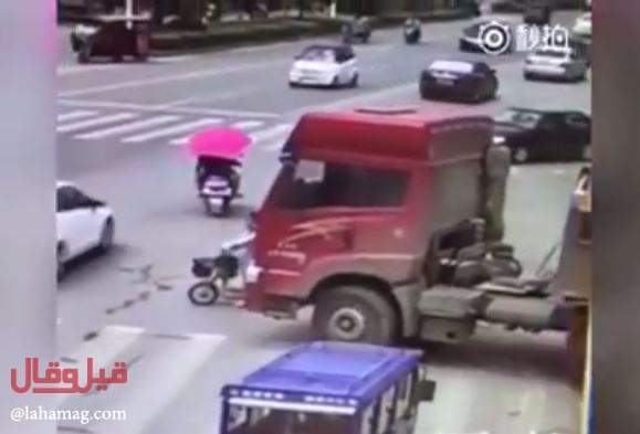 فيديو مخيف - شابة تنجو بأعجوبة وتخرج من بين عجلات شاحنة!