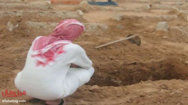 رجل سعودي يبكي بشدّة خلال تشييع والدته... فيلحقها الى القبر!!