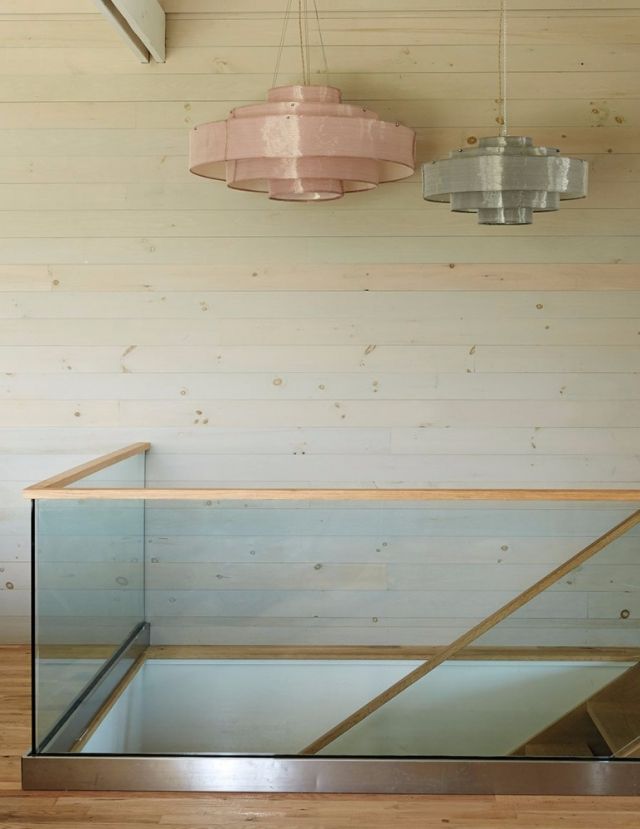 السلّم المؤدي الى الطابق السفلي