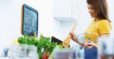 3 نصائح سريعة لإزلة روائح الطهي من الشعر والجسم