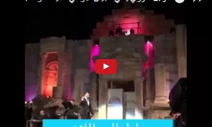 بالفيديو - شاهدوا وائل كفوري يطل بالكوفية للمرة الأولى ويشعل مسرح جرش