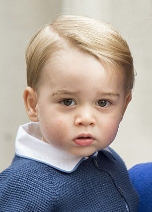 بالصورة- قميص عيد ميلاد الأمير جورج ينفذ من الأسواق... فكم بلغ ثمنه؟!