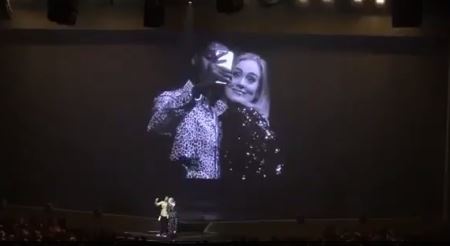 بالفيديو - تعليق صادم لأديل بعد تقبيلها من معجب على المسرح!