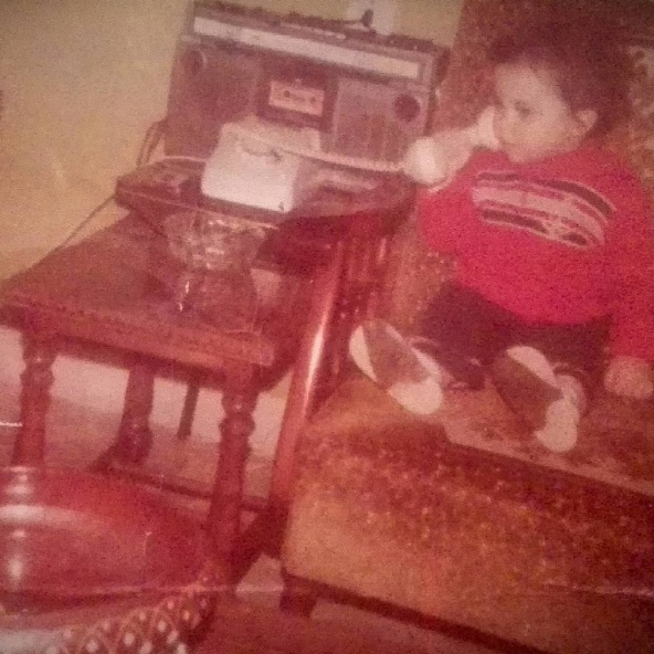 بالصور - هذه الطفلة أصبحت من أجمل النجمات العربيات والنساء في العالم.. خمنوا من هي؟!