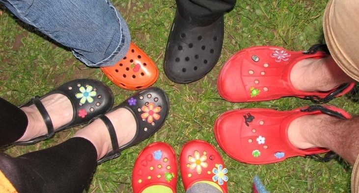 توقفوا عن إستخدام الأحذية الكروكس فوراً.. لهذه الاسباب!