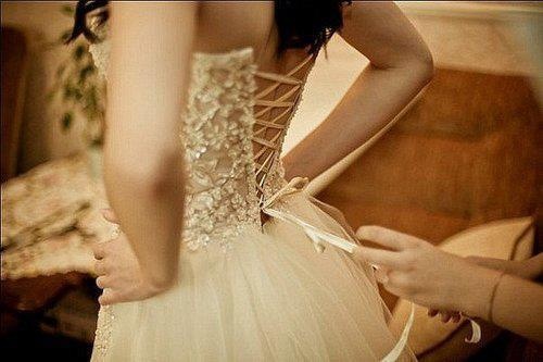 بالصور - لقطات مدهشة لفساتين الزفاف حول العالم.. لا تفوتوها!