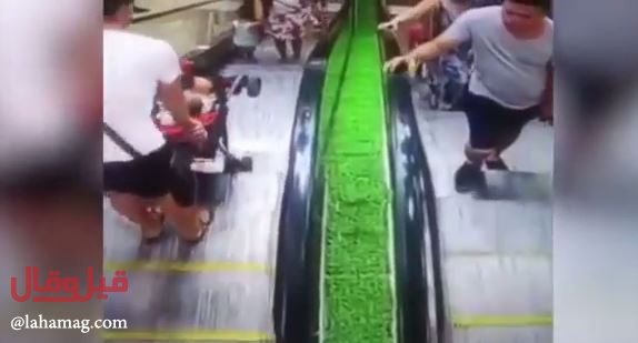 بالفيديو - لحظة سقوط طفل على سلم كهربائي.. شاهدوا ماذا حصل!؟