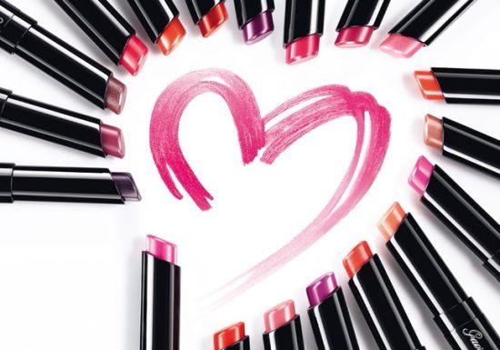 بالفيديو - ماكياج مدهش بأحمر الشفاه.. تعلموا الطريقة