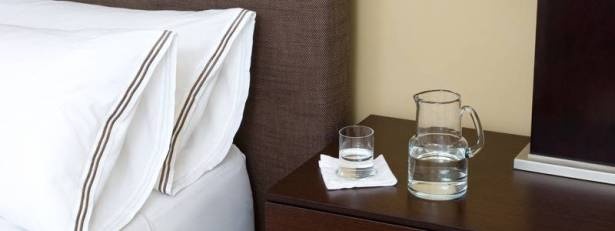 بالفيديو - ماذا يحدث للماء بعد تركه طوال الليل بجانب السرير!