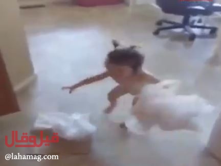 بالفيديو - طفلة تهرب من والدتها بعد كشف 