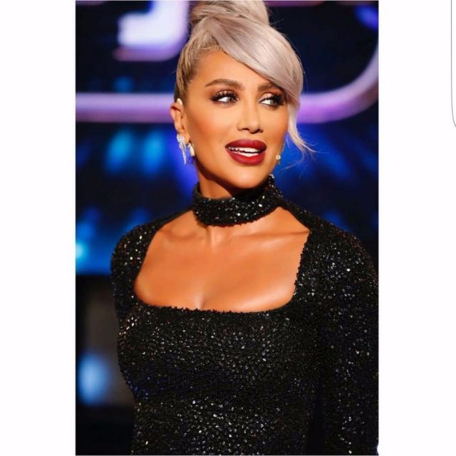 مكياج  صارخ و تسريحات شعر غريبة