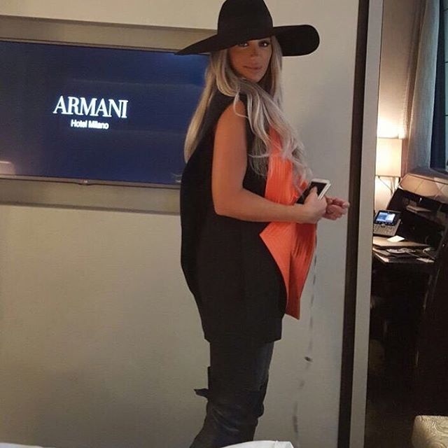 قبعات ونظارات شمسية