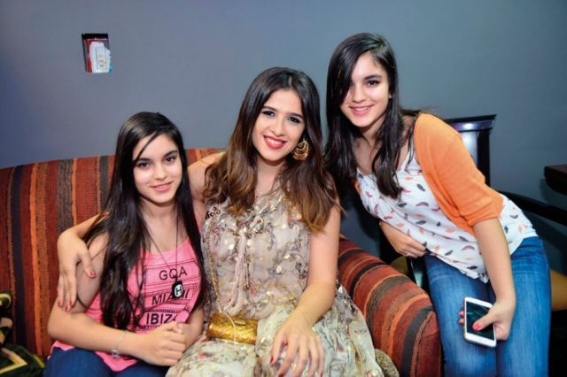 ياسمين ومعجبتان